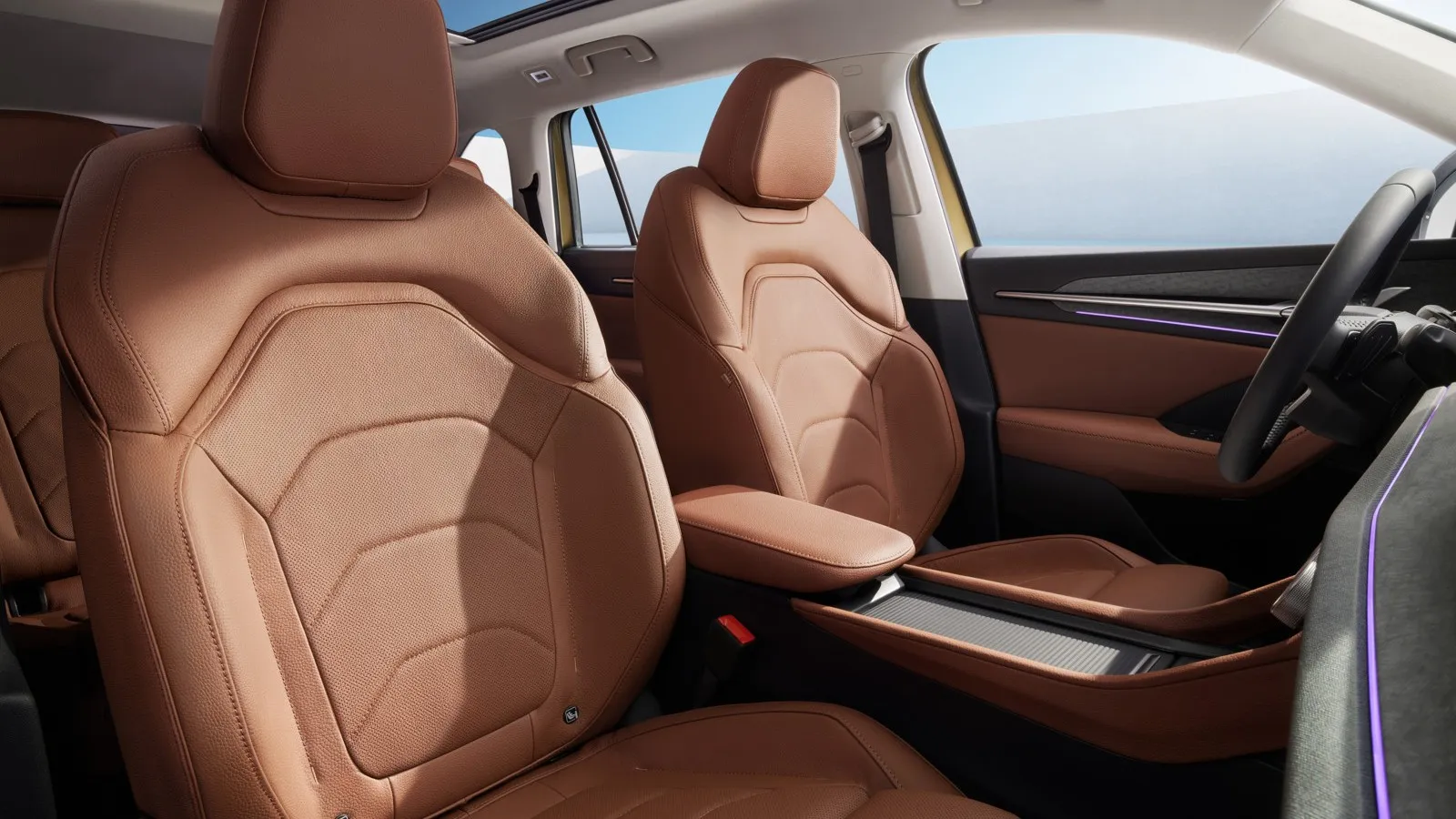 Das Infotainment-System mit einem 12,9-Zoll-Touchdisplay bietet modernste Konnektivität und intuitive Bedienung für ein nahtloses Fahrerlebnis.